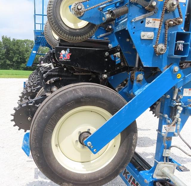 Image of Kinze 3600 equipment image 2
