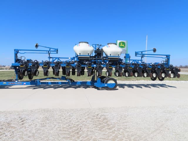 Image of Kinze 3600 equipment image 1