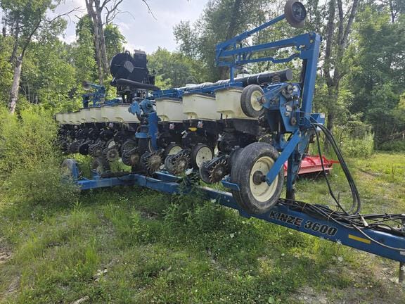 2017 Kinze 3600 Equipment Image0