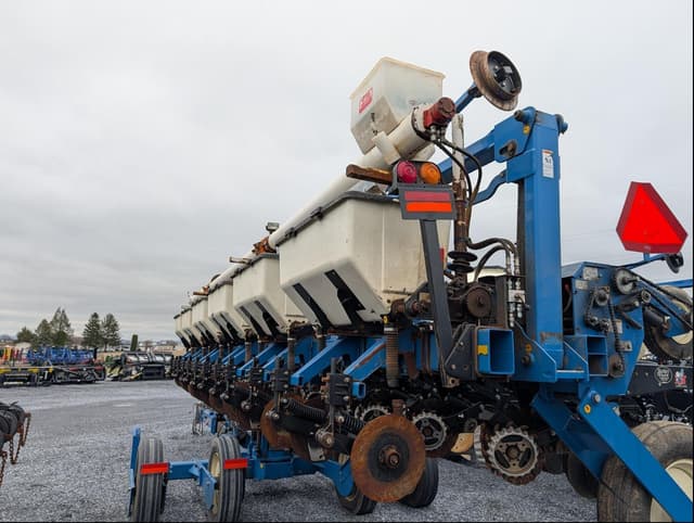 Image of Kinze 3600 equipment image 2