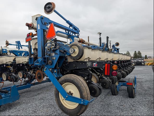 Image of Kinze 3600 equipment image 3