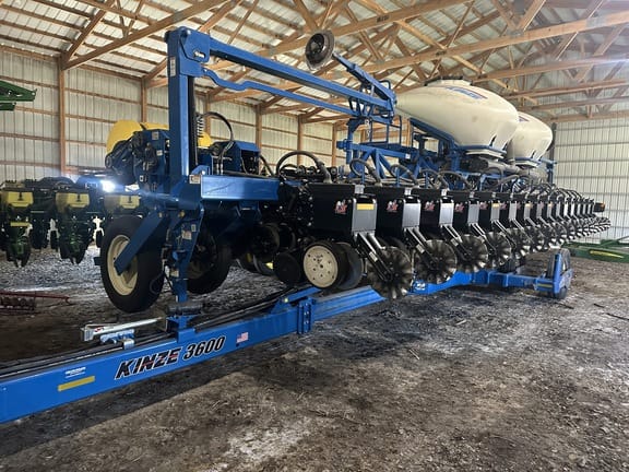2017 Kinze 3600 Equipment Image0