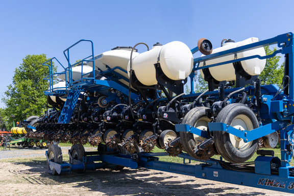 Image of Kinze 3660 equipment image 1