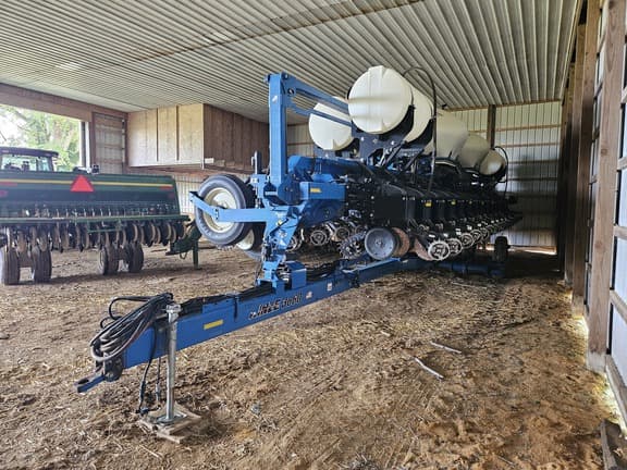 Image of Kinze 3660 equipment image 1