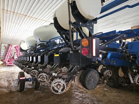 Image of Kinze 3660 equipment image 3