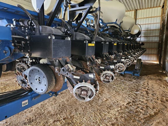 Image of Kinze 3660 equipment image 2