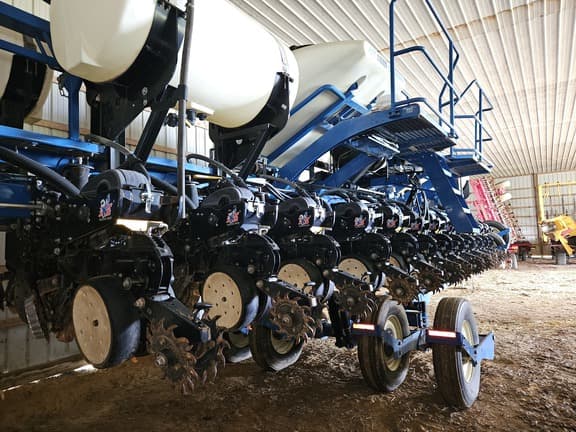 Image of Kinze 3660 equipment image 4