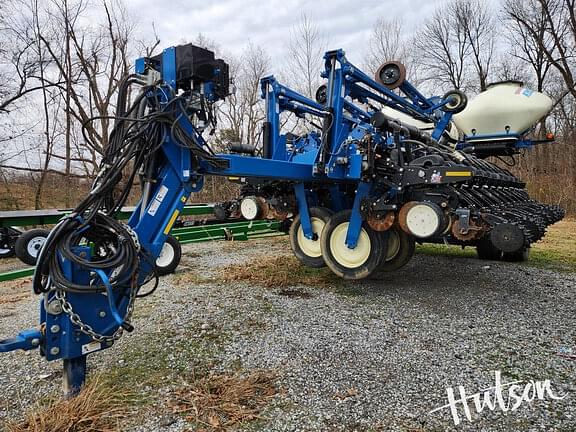 Image of Kinze 3700 equipment image 1