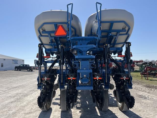 Image of Kinze 4900 equipment image 3