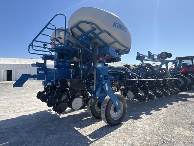 Image of Kinze 4900 equipment image 2