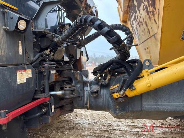 Image of Komatsu HM400-5 equipment image 4