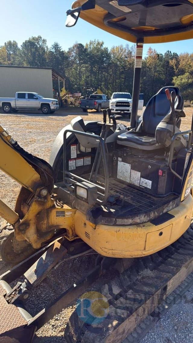 Image of Komatsu PC35MR equipment image 4