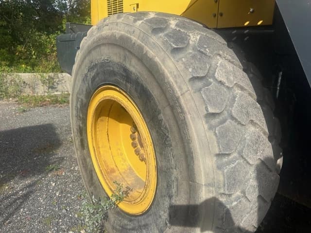 Image of Komatsu WA320-8 equipment image 4