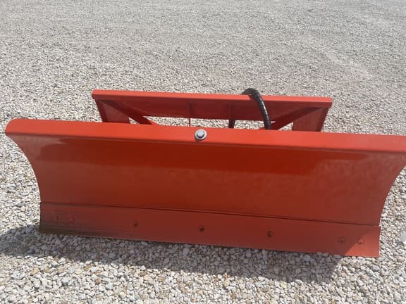Image of Kubota B2672 equipment image 3