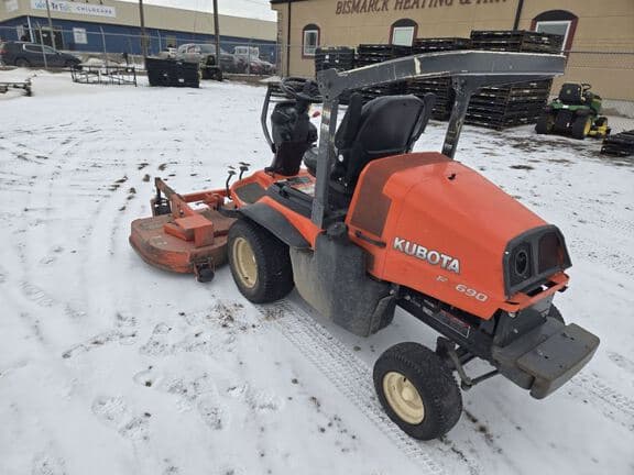 Image of Kubota F2690 equipment image 2