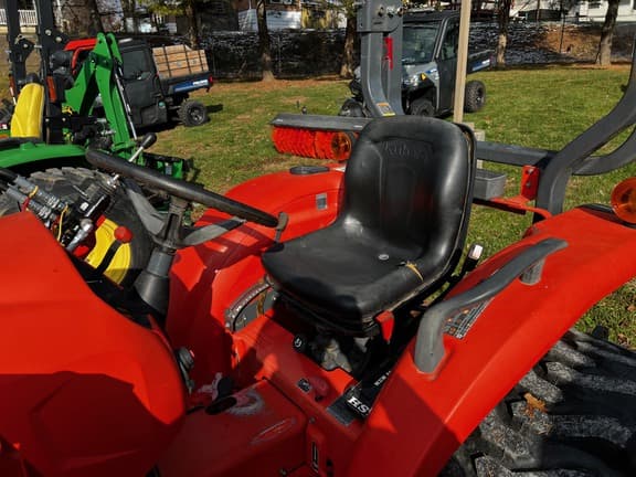 Image of Kubota L3301 equipment image 4