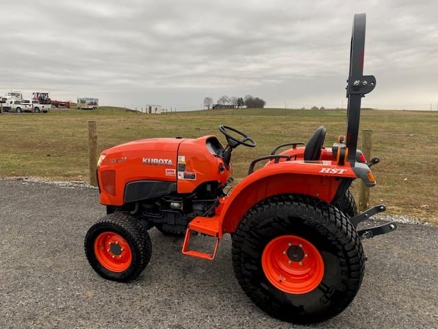 Main image Kubota L3301HST