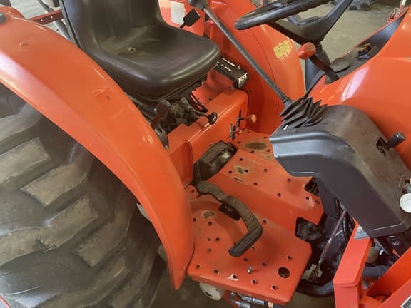Image of Kubota L4701 equipment image 4