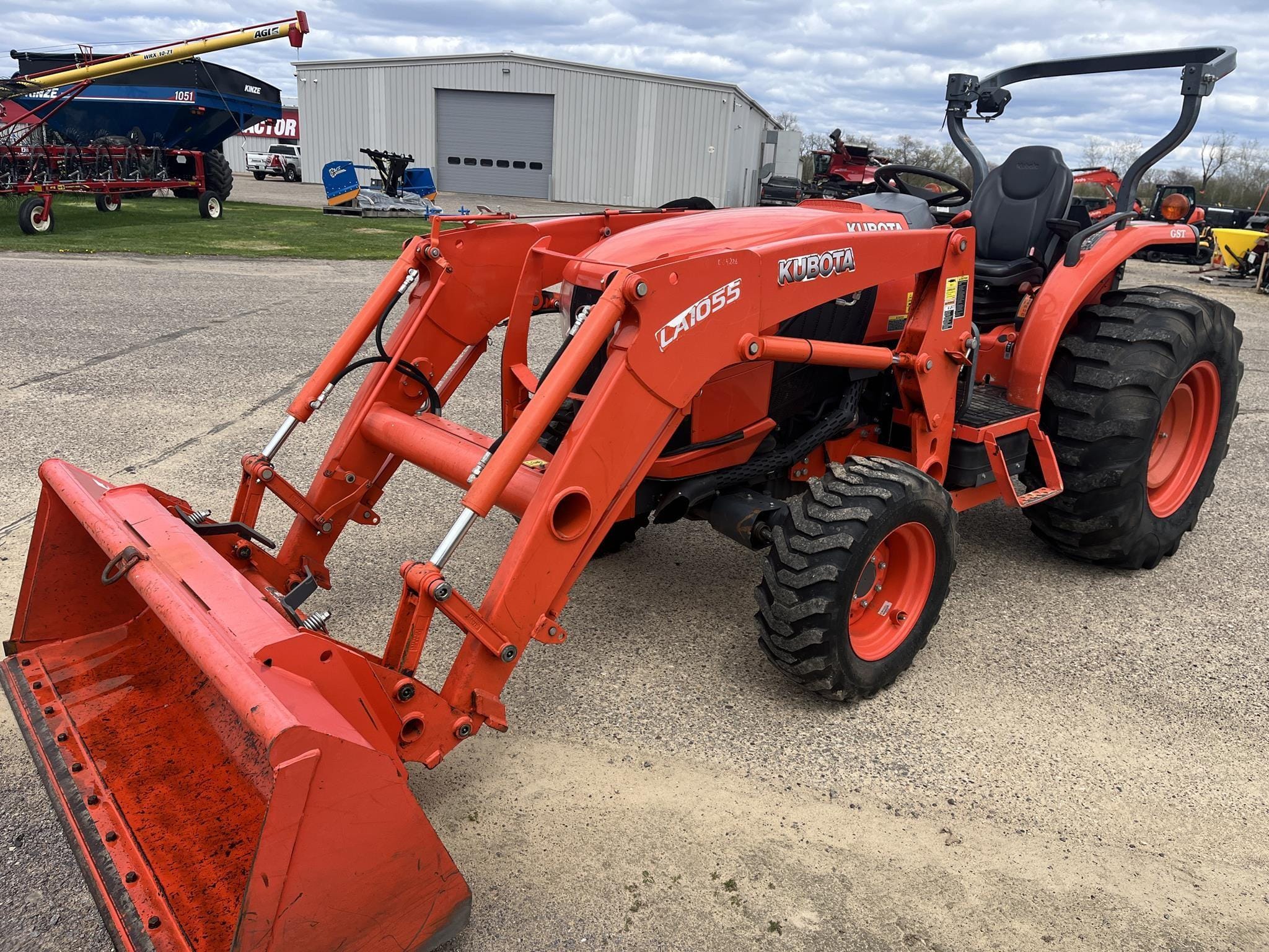 2017 Kubota L4760 Equipment Image0