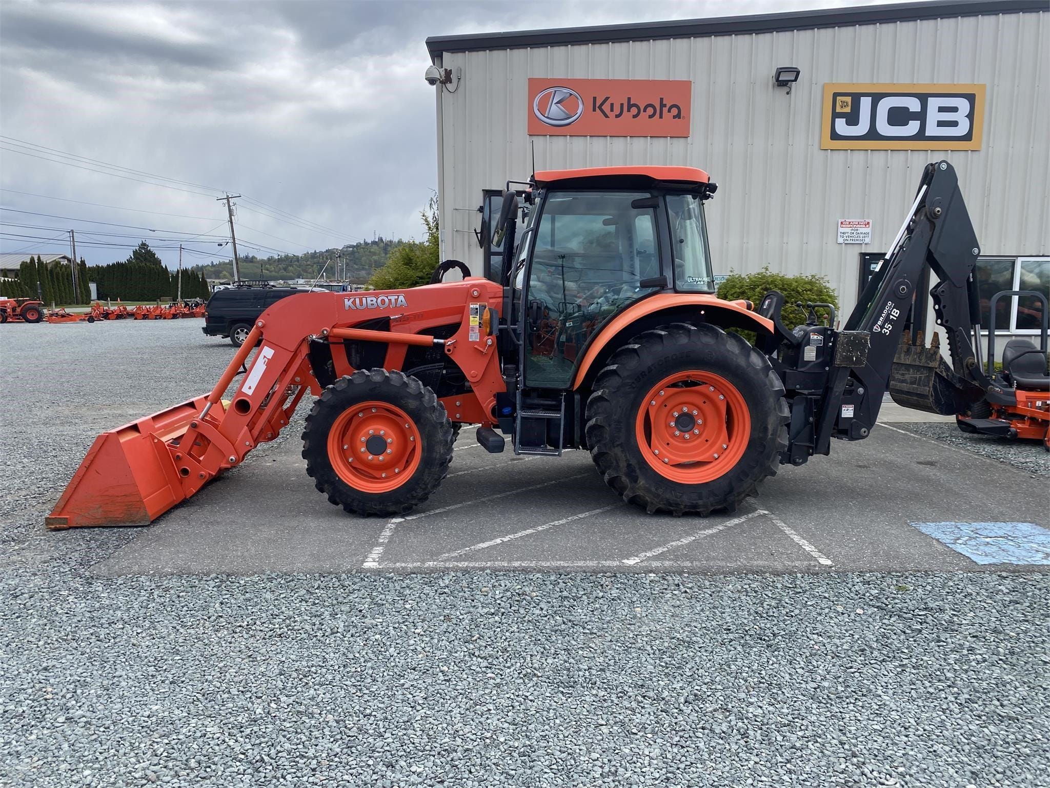 2017 Kubota M5-111 Equipment Image0