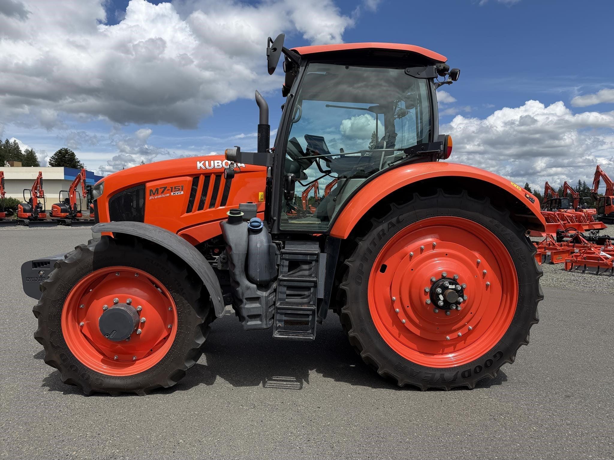 2017 Kubota M7.151 Premium KVT Equipment Image0