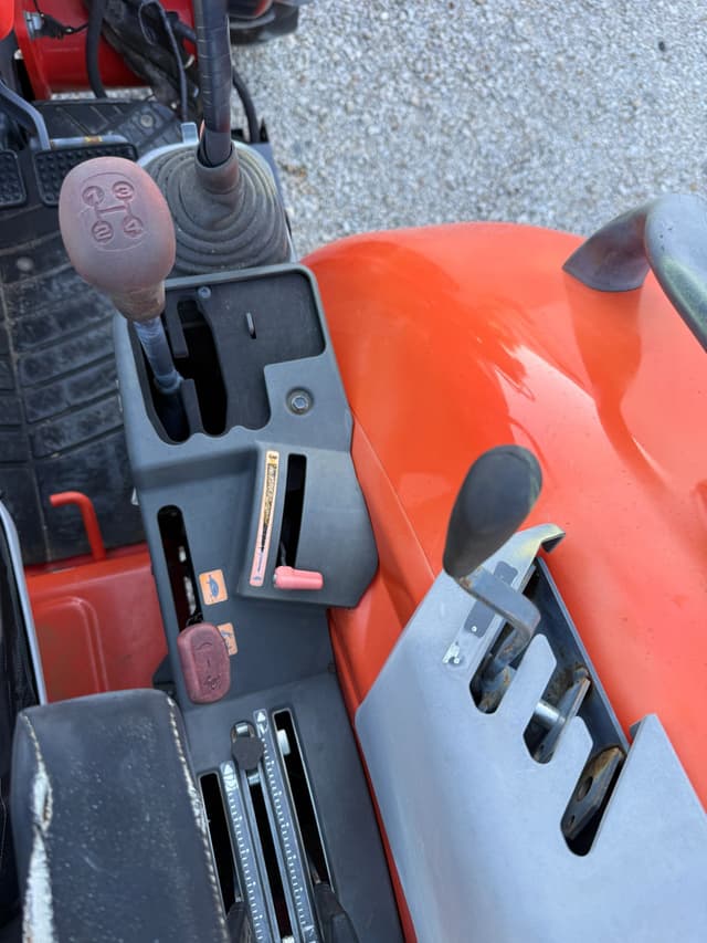 Image of Kubota M7060 equipment image 4