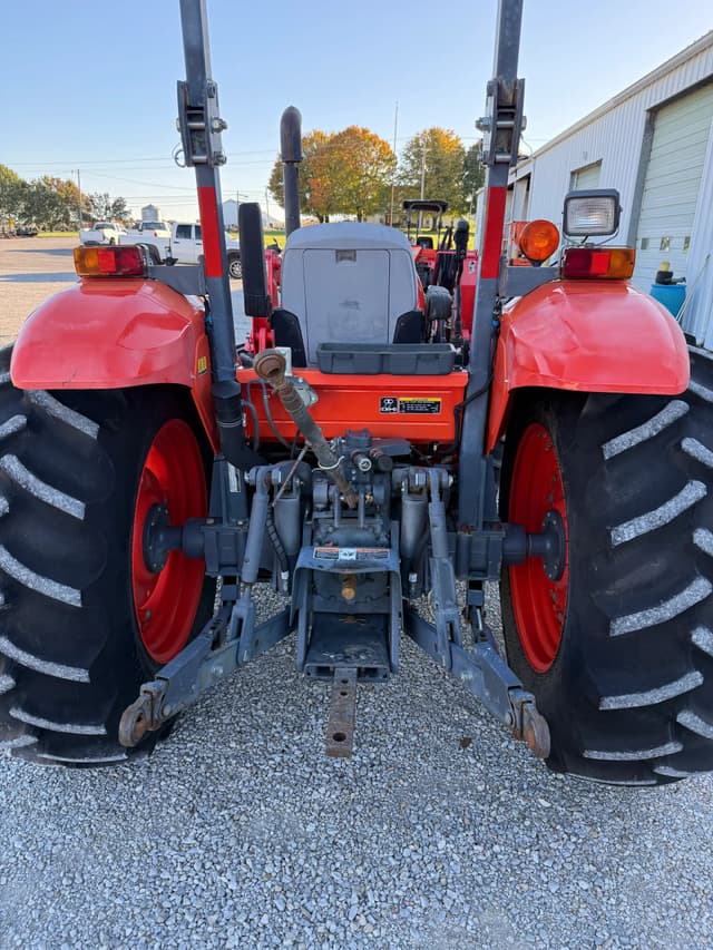 Image of Kubota M7060 equipment image 2
