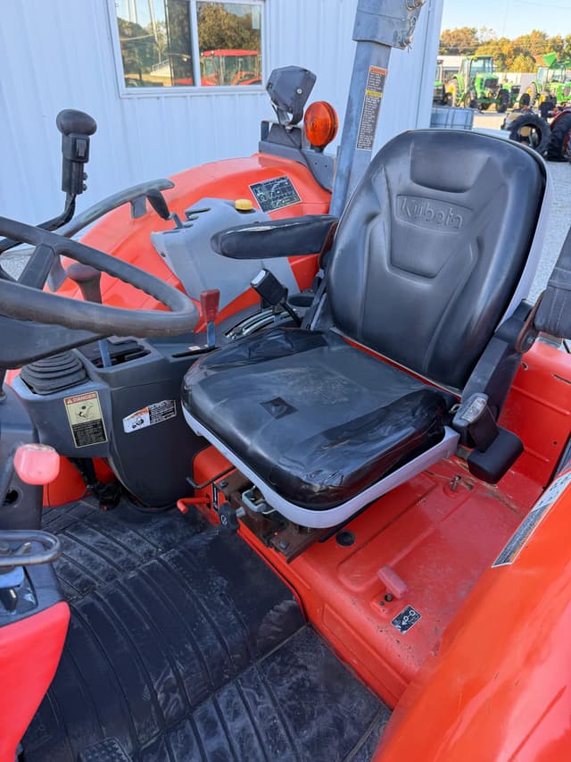 Image of Kubota M7060 equipment image 3