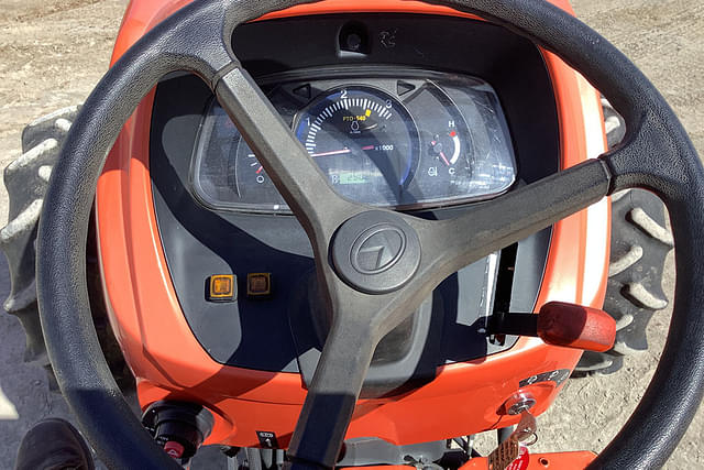 Image of Kubota MX5800 equipment image 4