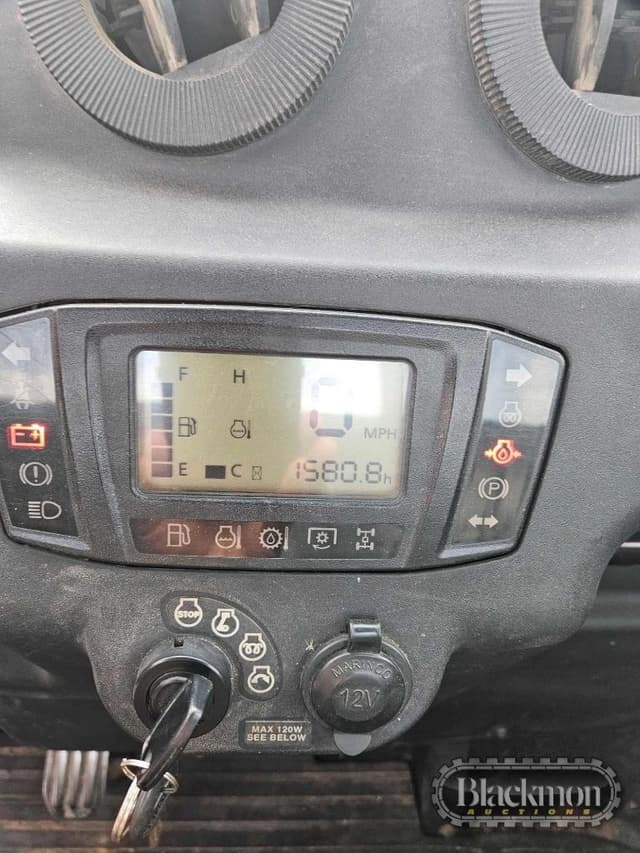 Image of Kubota RTV-X1100C equipment image 4