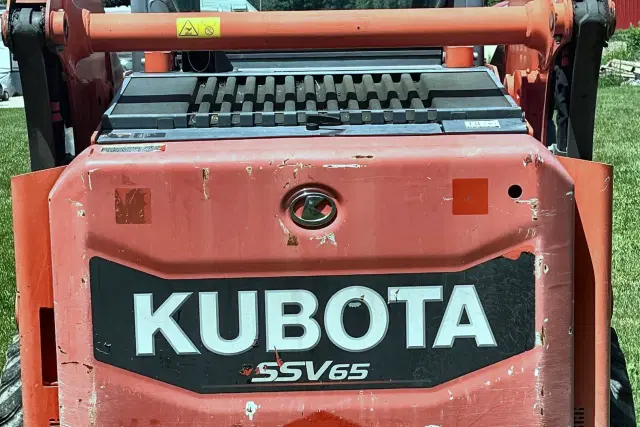 Image of Kubota SSV65 equipment image 4