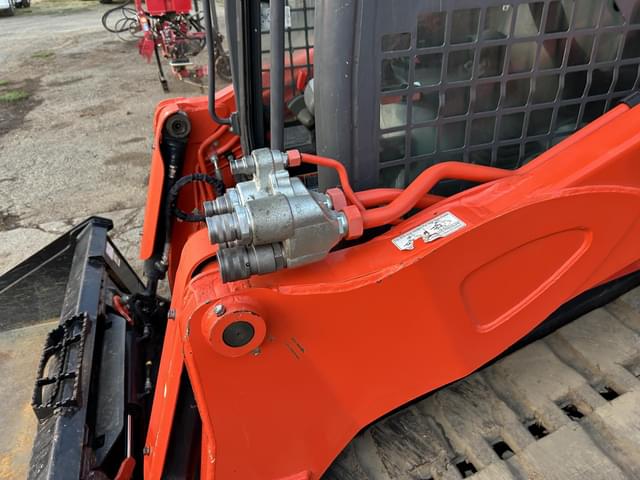 Image of Kubota SVL75-2 equipment image 2