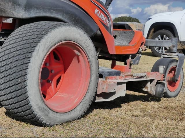 Image of Kubota ZD1211 equipment image 4