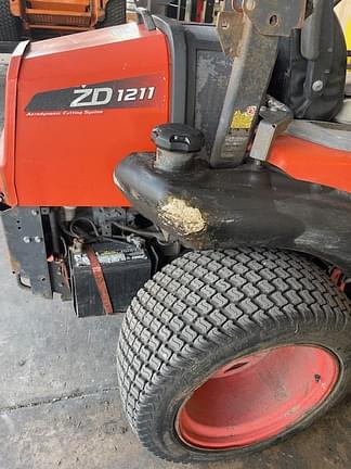 Image of Kubota ZD1211 equipment image 3