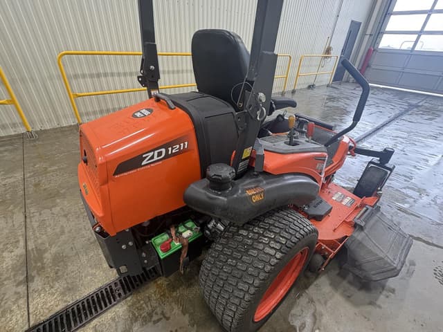 Image of Kubota ZD1211L equipment image 4