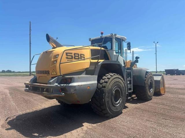 Image of Liebherr L586 equipment image 3