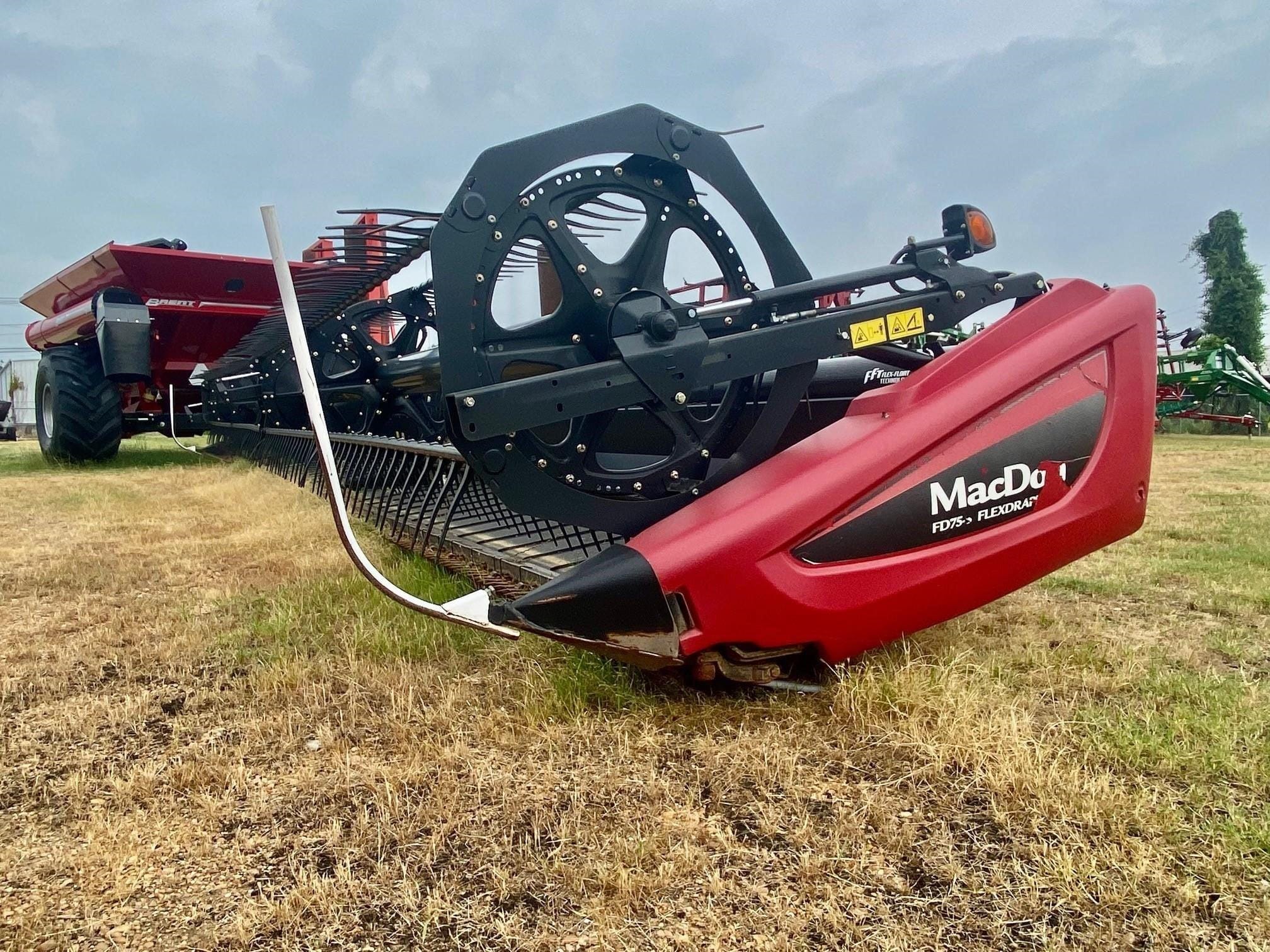 2017 MacDon FD75 Equipment Image0