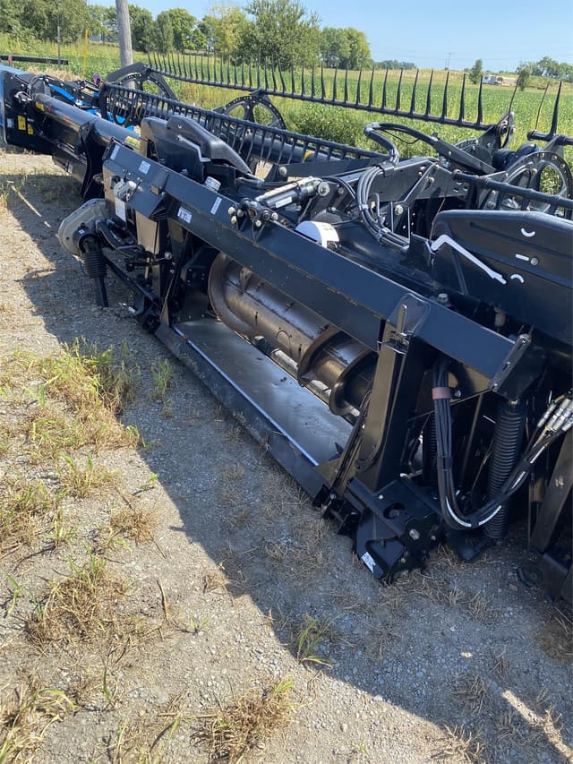 Image of MacDon FD75D equipment image 3