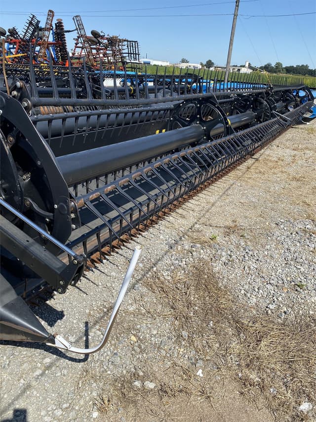 Image of MacDon FD75D equipment image 4