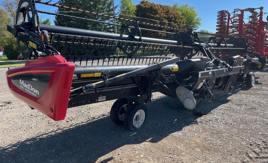 2017 MacDon FD75 Equipment Image0