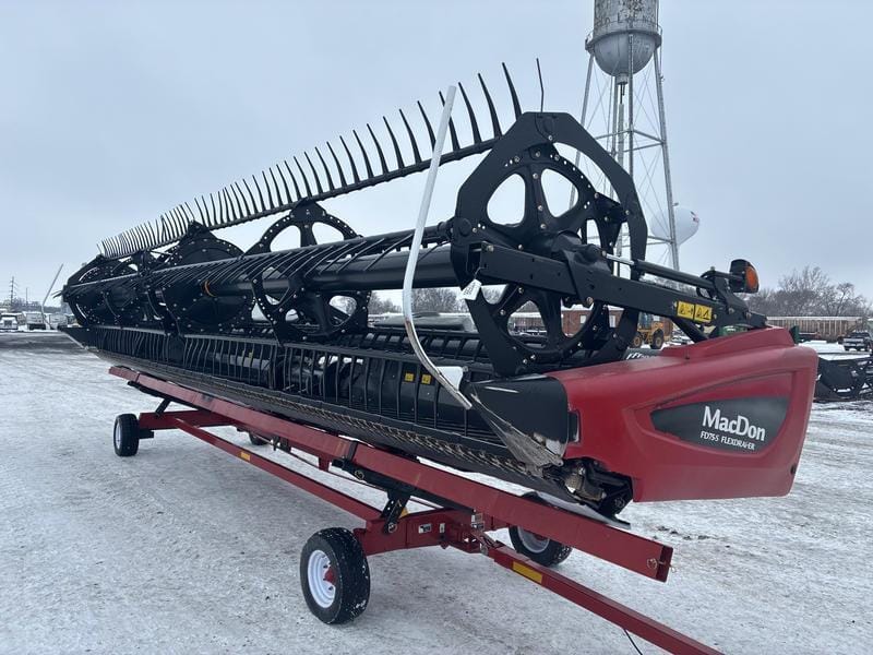2017 MacDon FD75 Equipment Image0