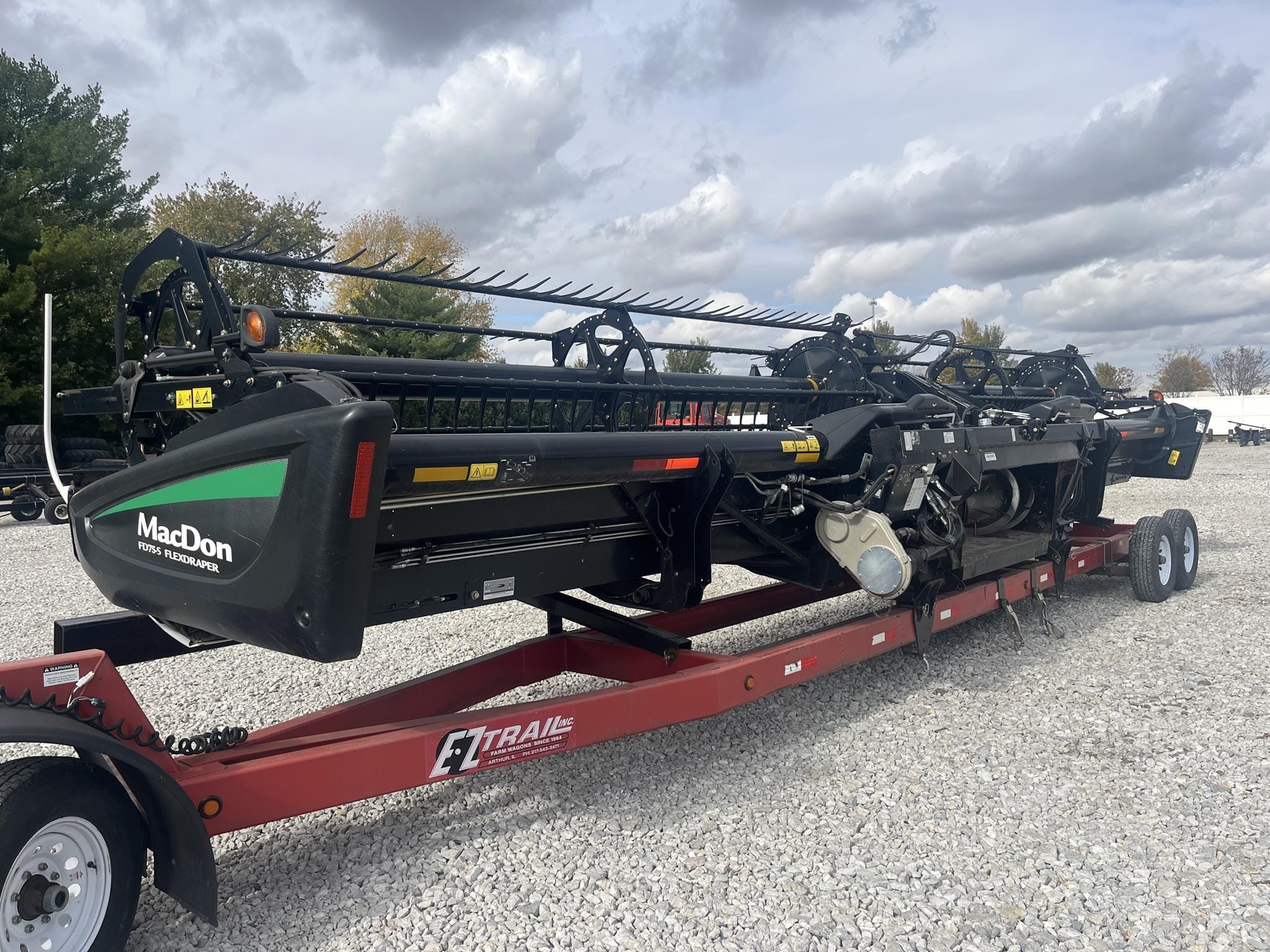 2017 MacDon FD75 Equipment Image0