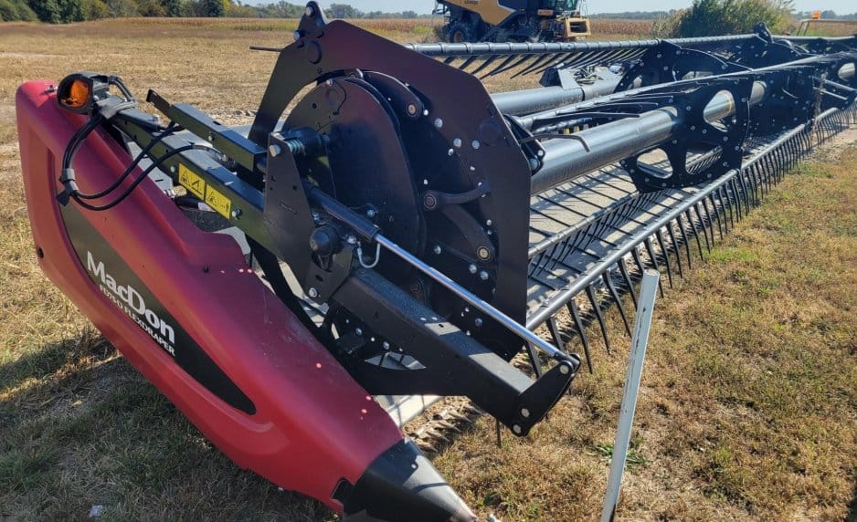 2017 MacDon FD75D Equipment Image0