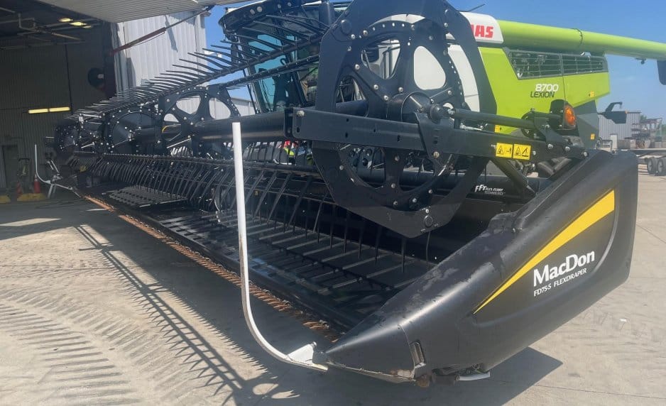 2017 MacDon FD75S Equipment Image0