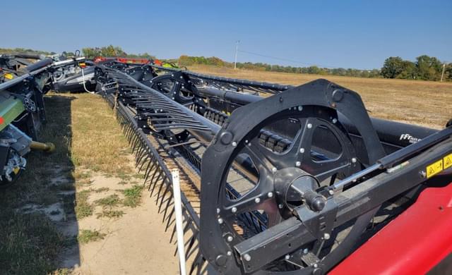 Image of MacDon FD75D equipment image 2