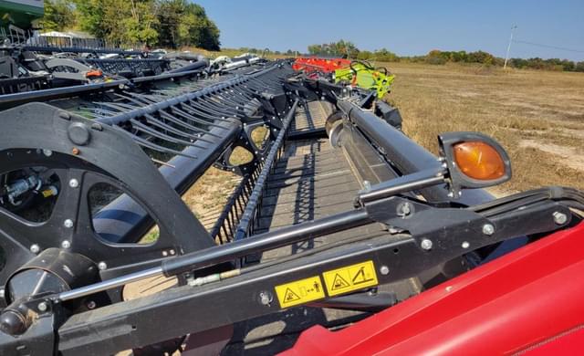 Image of MacDon FD75D equipment image 4