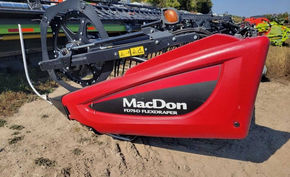 2017 MacDon FD75D Equipment Image0