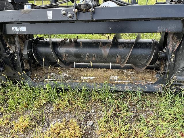 Image of MacDon FD75S equipment image 3