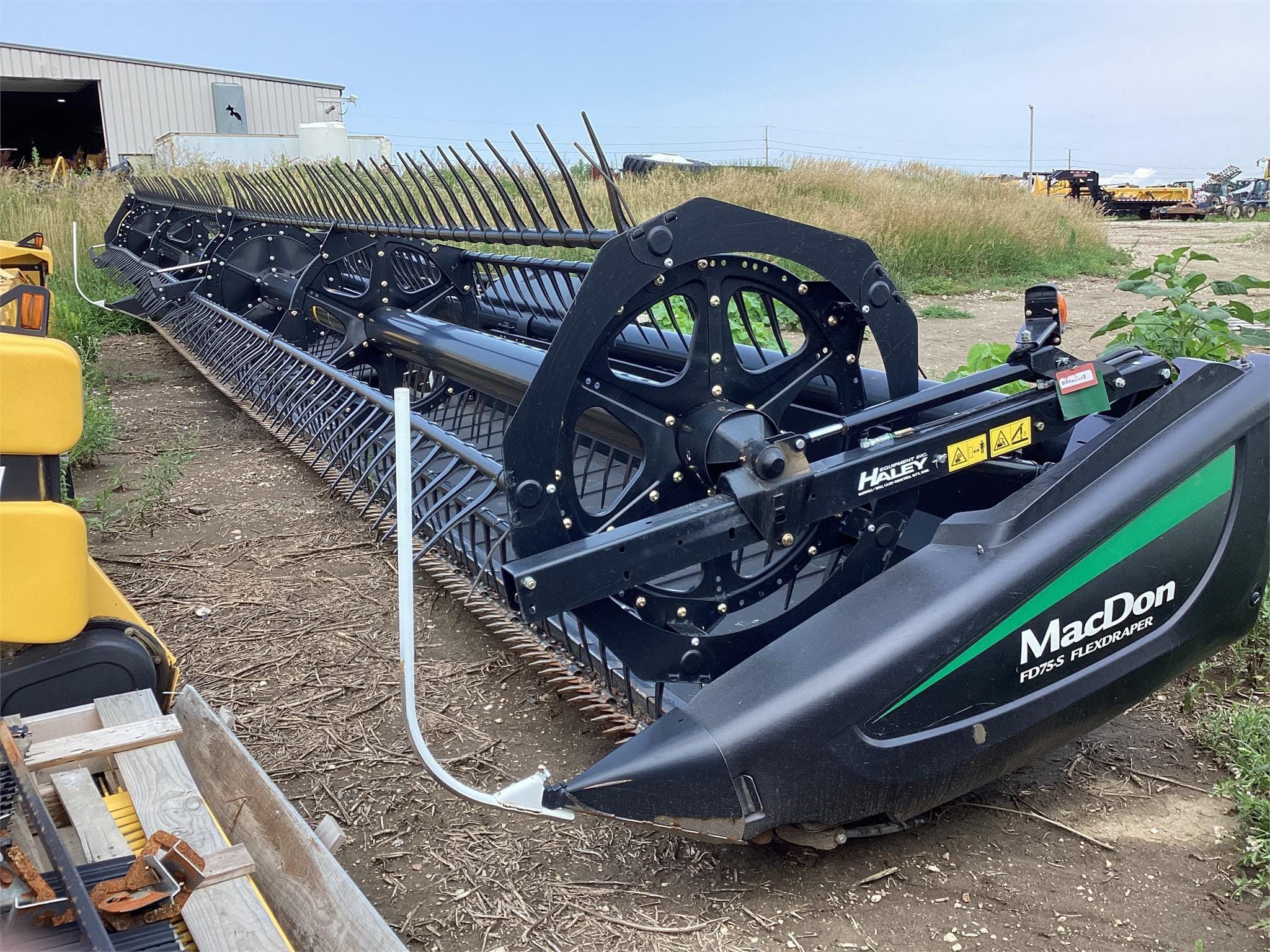 2017 MacDon FD75S Equipment Image0