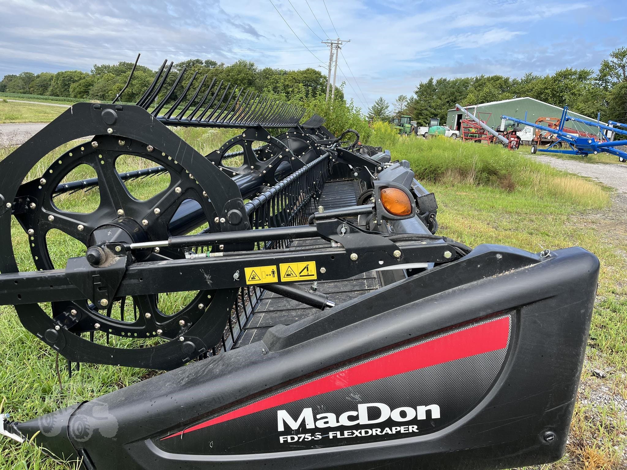 2017 MacDon FD75 Equipment Image0